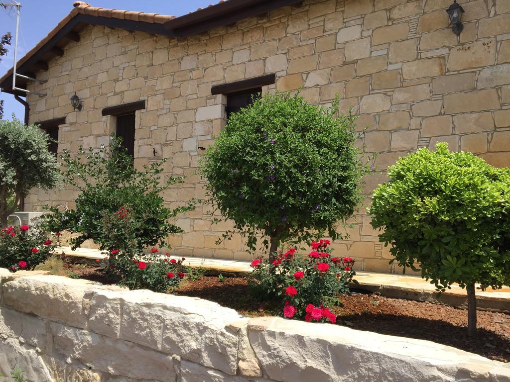 Paradise Traditional House Maroni Bagian luar foto