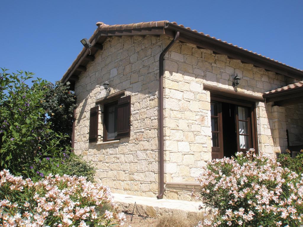 Paradise Traditional House Maroni Bagian luar foto